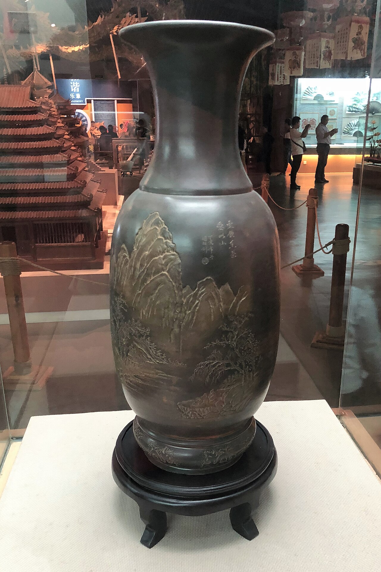 资料图：展示了坭兴陶工艺品的整体外观。