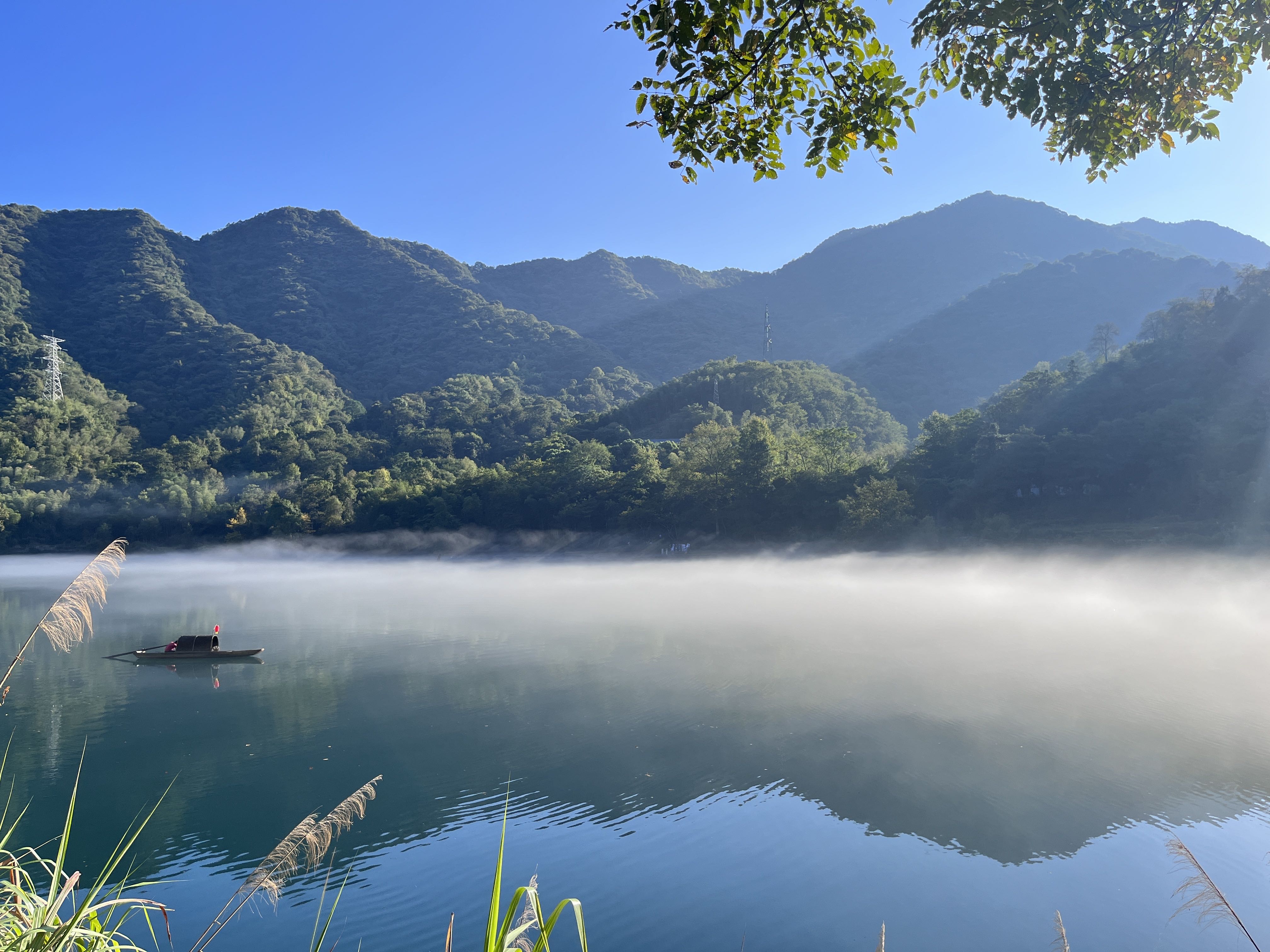 资料图：显示湖南郴州东江湖自然风光与水面薄雾。