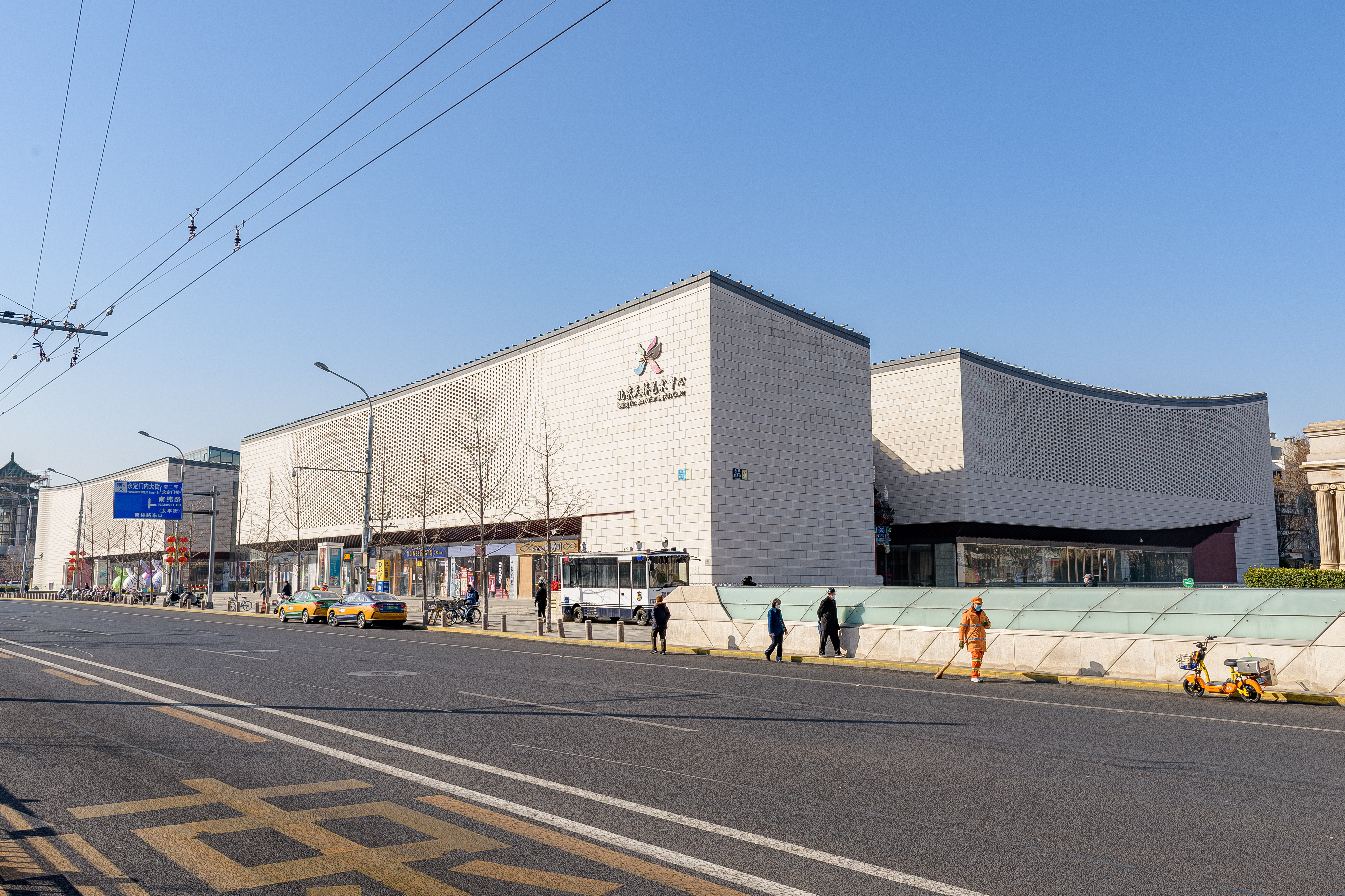资料图:显示北京天桥艺术中心外观及门前街道景色