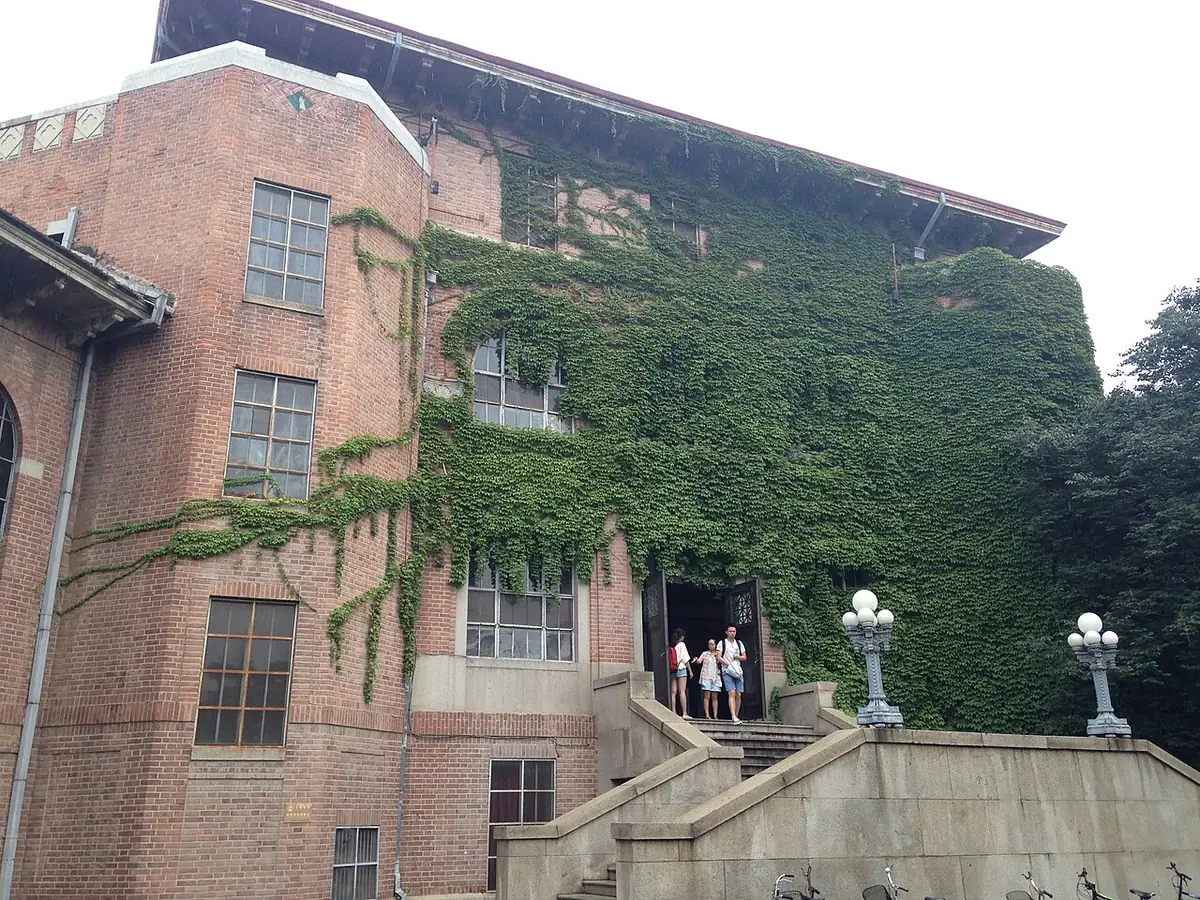 资料图：显示清华大学旧图书馆外观及建筑。